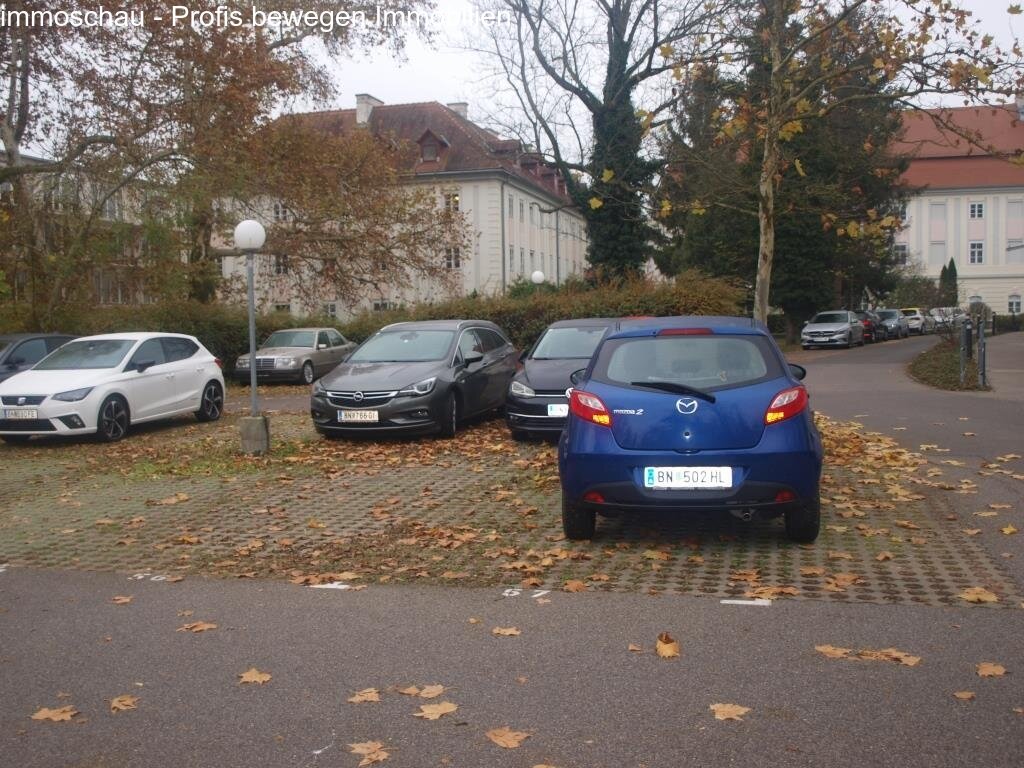 Wohnhausanlage und Autoabstellplatz