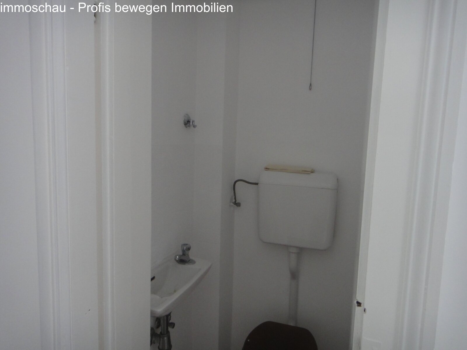 WC mit Handwaschbecken